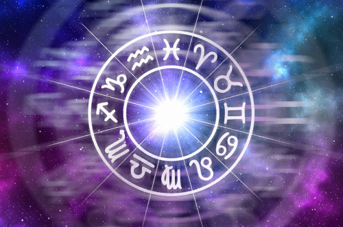 Sternzeichen, ein Teil der Astrologie: Foto: © andrianocz / shutterstock / #756180232